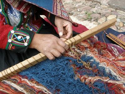 Traditionele weeftechniek in Cuzco, Peru. Foto: Thomas Quine, CC Flickr