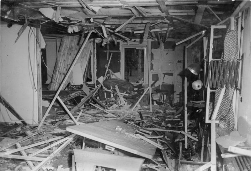 Hier zijn we de schade na een bom aanslag op Hitler door enkele Duitse officieren. De operatie mislukte en de oorlog duurde hierna nog 9 maanden.