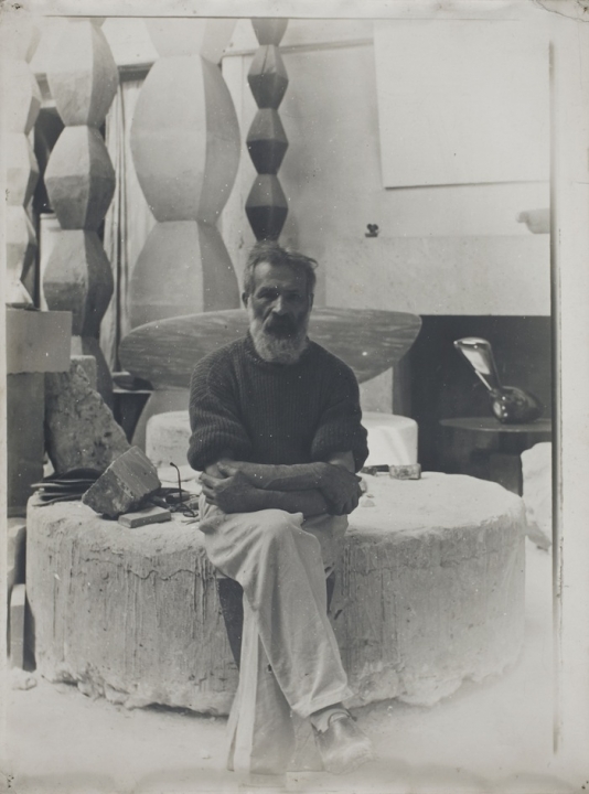 Brancusi: in zijn atelier in Parijs:  inspiratie bij primitieve culturen