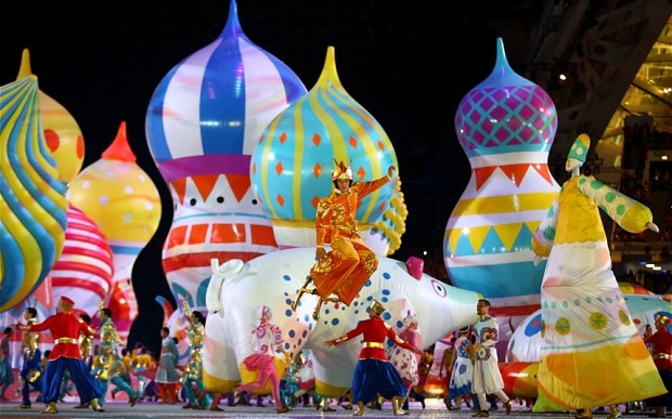 Openingsceremonie van de olympische spelen in Sotsji (RUS), waar filmprojectie, beeldende vormgeving, muziek en dans gebruikt worden om het verhaal van de rusische cultuur te vertellen.