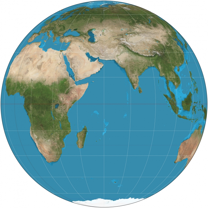 Op deze wereldbol zijn de lijnen die van links naar rechts gaan (horizontaal) de breedtelijnen aangegeven. De lijn in het midden van de aarde noemen we de evenaar.