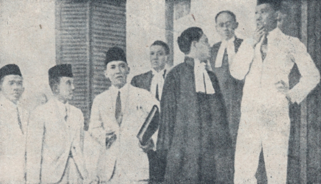 Soekarno (derde van links) tijdens zijn rechtszaak, 1926, fotograaf onbekend