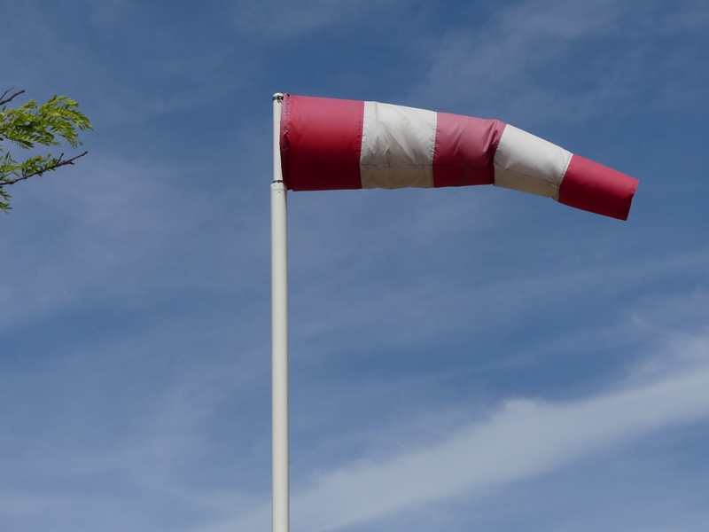 Aan een windzak kan je zien waar de wind vandaan komt en hoe hard het waait.