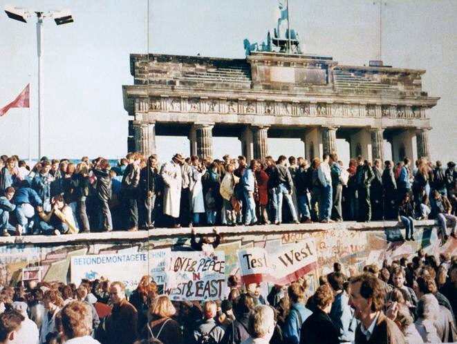 Am 9. November 1989 fiel die Berliner Mauer wegen der friedlichen Revolution.