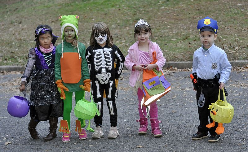 Kinderen in Halloween kostuum