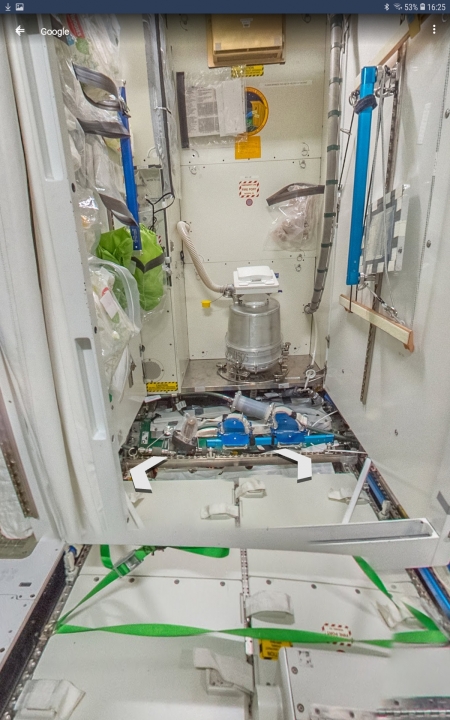 Toiletruimte op het ISS (International Space Station).