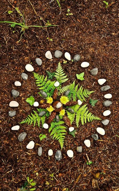 In de herfst wordt het bos veel kleurrijker met allerlei kleuren blaadjes aan de boom of die van de boom vallen. Samen met wat stokjes, kastanjes of wat je ook tegenkomt kan je vervolgens mooie kunstwerken maken. Gewoon lekker je fantasie gebruiken; maakt niet uit of het ergens op lijkt of niet.