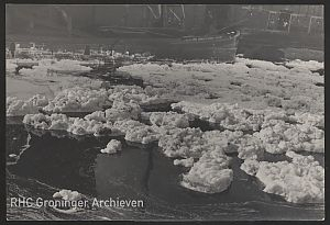 Schuim op het kanaal bij een aardappelmeelfabriek, ca. 1930-1940