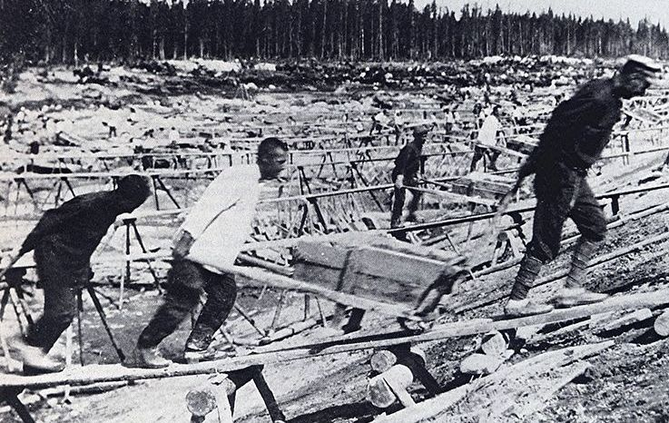 Exacte aantallen zijn onbekend, maar tussen 1936 en 1950 zijn vermoedelijk 12 miljoen mensen om het leven gekomen in de goelags.  Meestal als gevolg van de vreselijke omstandigheden, een combinatie van: honger, kou en zware lichamelijke inspanning