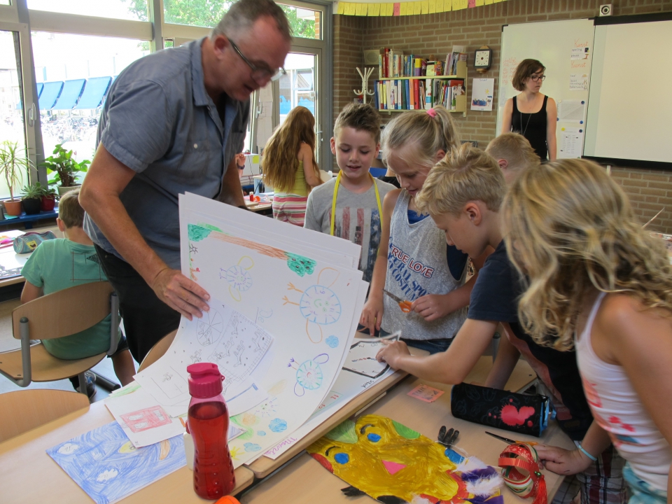 Erik Mattijssen geeft een workshop aan groep 5-6