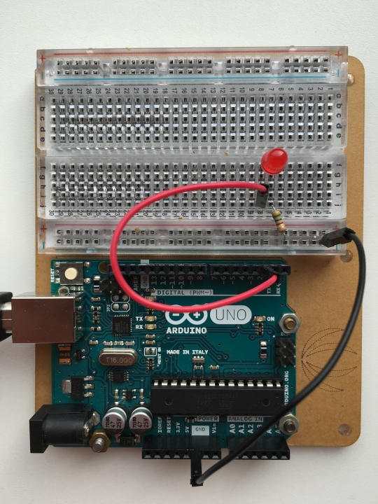 Foto van Arduino met één LED
