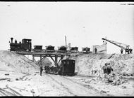 Materiaal voor de bouw van de Afsluitdijk wordt aangevoerd per trein.