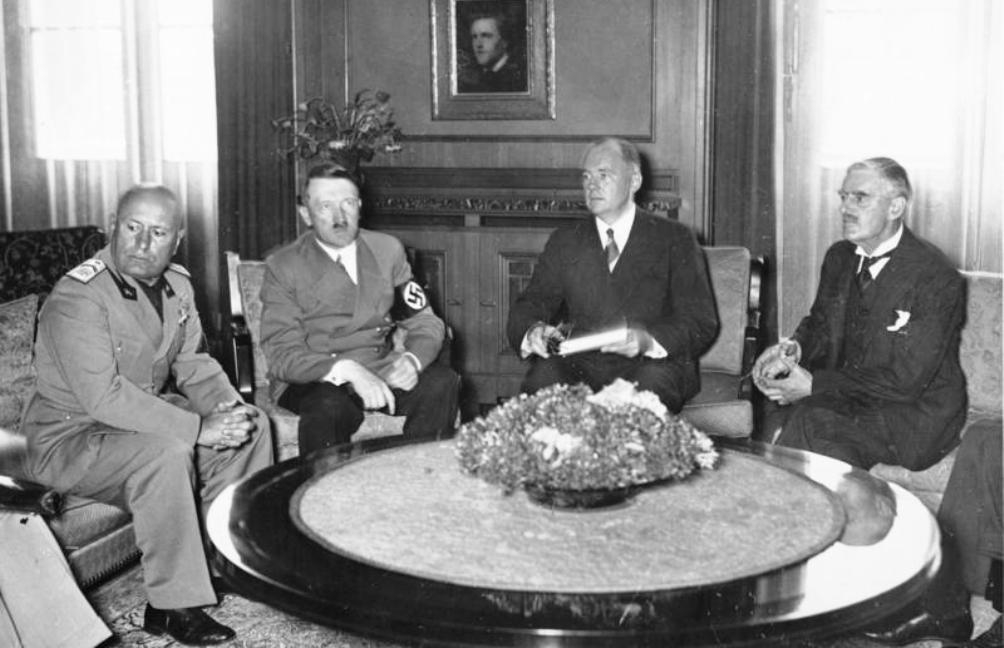 Munchen 1938 - (v.l.n.r.) Mussolini (Italië), Hitler (Duitsland), Daladier (Frankrijk) en Chamberlain (Groot-Brittannië)