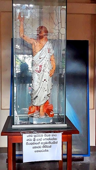 Houten beeld van Jezus vol bloedspetters van slachtoffers van een bomaanslag in een kerk in Sri Lanka met Pasen 2019.