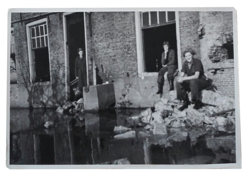 Mevrouw van Gils (in het midden) samen met haar zussen. De binnen muren van deze boerderij waren er allemaal uitgespoeld. De familie die hier heeft gewoond heeft drie dagen op zolder gezeten met een moeder van 80 jaar.
