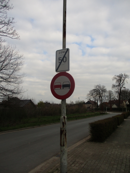 Rechtdoor tot aan de rode brievenbus