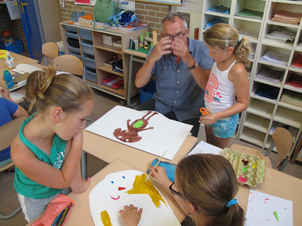 Erik Mattijssen geeft een workshop aan groep 5-6