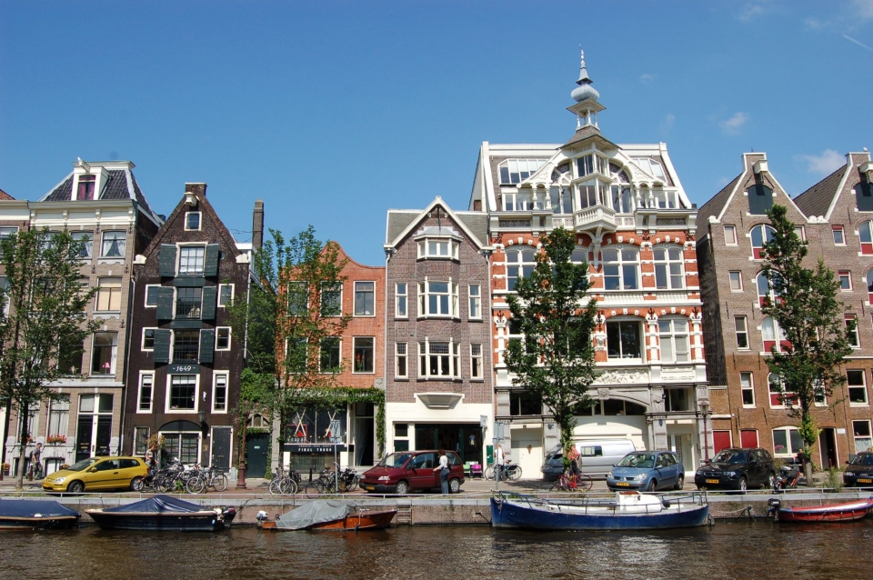 Amsterdam houses. Afbeelding door Yakinodi (flickr.com)