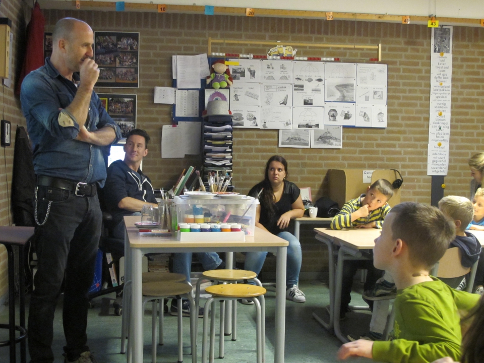 Paul Klemann vertelt over zijn werk en zijn dromen aan groep 4