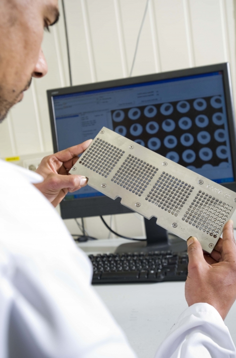 Zaden kunnen worden gesorteerd op de ontwikkeling van het embryo. Daarvoor worden ze op een gritje gelegd en met X-ray, of rontgen, kan in het zaad worden gekeken. Bron: Incotec