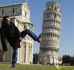 Trapt deze man tegen de toren van Pisa aan?