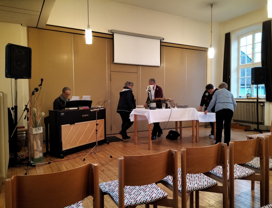 Vanwege de hoge energiekosten wordt hier de kerkdienst in Das Gemeinde Haus gehouden.