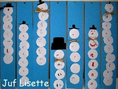 Sneeuwman met je naam Benodigdheden: Blauwe stroken, wit en zwart papier, stiften, raffia, schaar, lijm  Op de rondjes komen de letters van je naam te staan. Knip een rondje extra voor het hoofd. Plak de rondjes op de strook. Begin onderaan de blauwe strook met plakken!! Bouw dan de sneeuwman op. Versier het hoofd van de sneeuwman en schrijf dan de letters van je naam in de overige sneeuwballen.