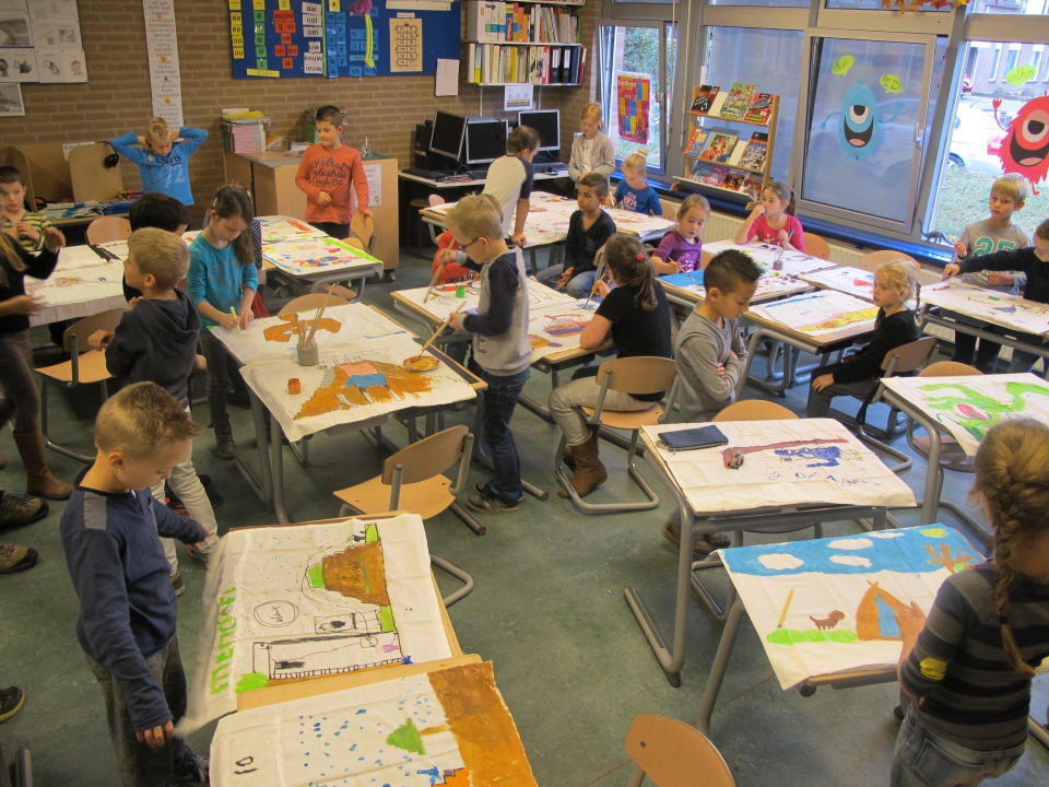 Paul Klemann geeft een workshop dromen op kussenslopen schilderen aan groep 4