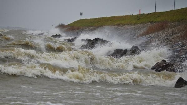 Golfslag tegen een dijk