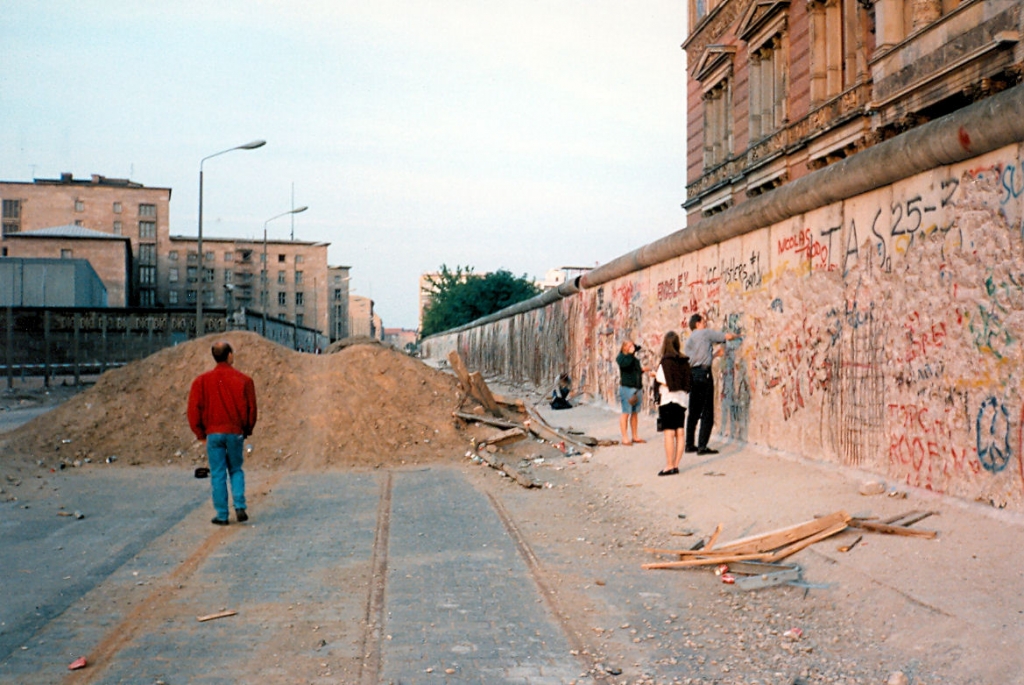 De Berlijnse Muur. Deze verdeelde Berlijn in het kapitalistische westen en het communistische oosten.