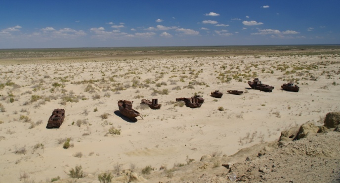 De voormalige haven van het visserijstadje Moynaq aan het Aralmeer 