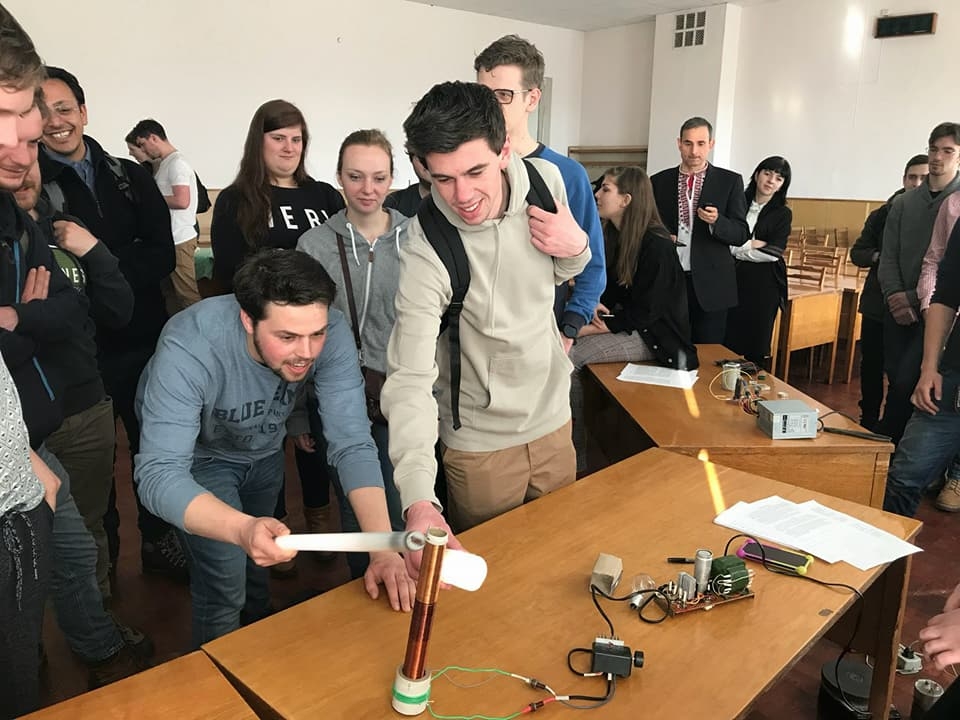 Meneer Flik & Meneer van Zon met een Tesla-coil, Kiev