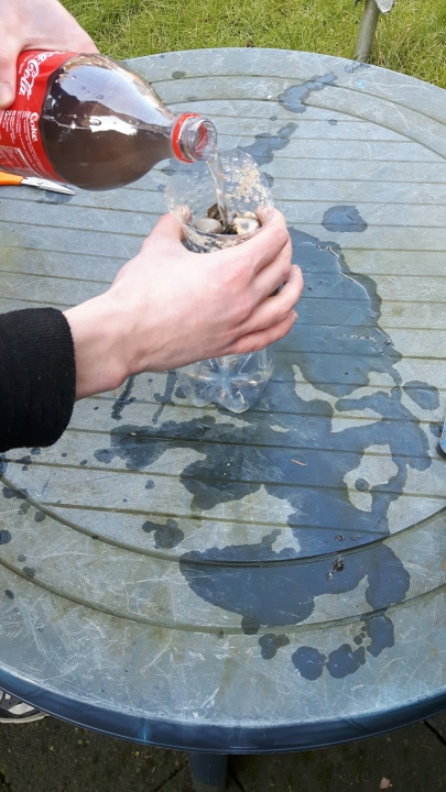 Stap 2: Giet het vieze water voorzichtig door het filter heen