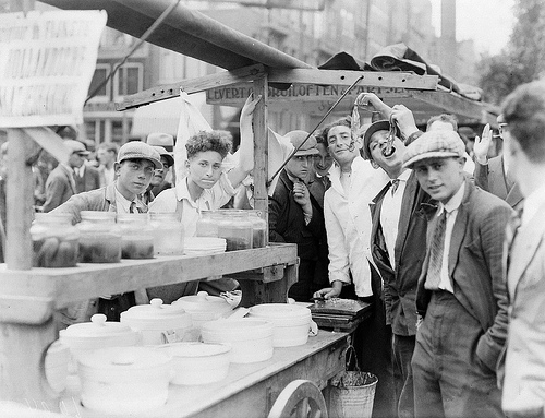 Haring eten op het Weesperplein (Amsterdam)