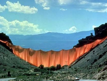 Christo: gordijn in landschap