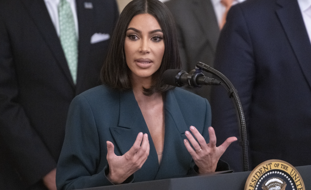 Kim Kardashian spreekt over vrijlating van onschuldigen in de gevangenis. 