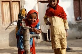 Afbeelding 6: Een waterpomp is voor de bevolking in ontwikkelingslanden erg fijn.