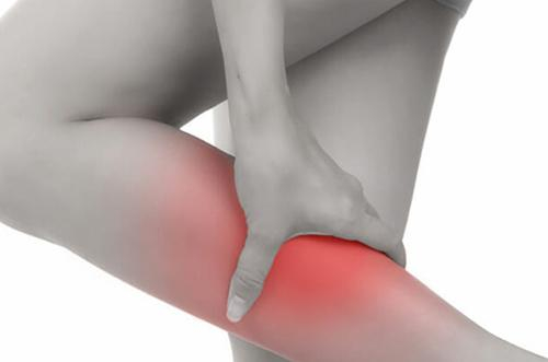 Kramp in de kuitspier.