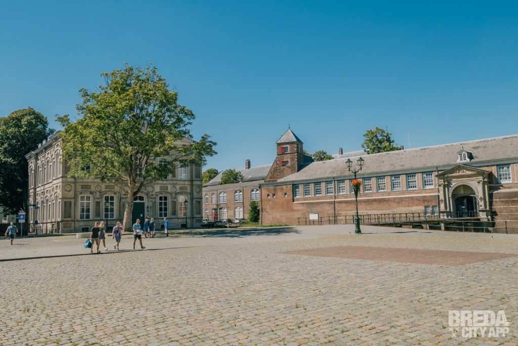 Het Kasteelplein in Breda voor het K.M.A. dat in de toekomst misschien het Maria van Antwerpenplein gaat heten - Breda City App, 2018