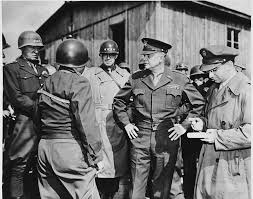 Generaal Eisenhower in concentratiekamp Öhrdruf, de eerste die de Amerikanen tegenkomen