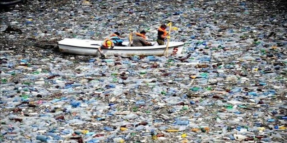 Een lekker een stukje varen door de plasticsoep