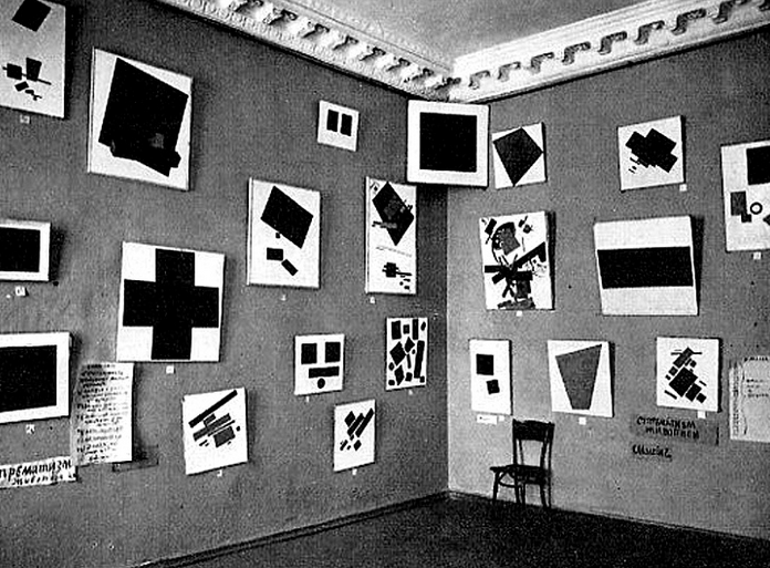 Midden bovenin de hoek het " zwarte vierkant " van Malevich