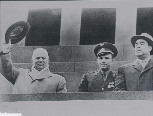 De man op rechts met zijn hoed in zijn hand is nikita chroesjtsjov