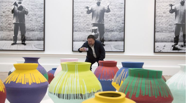 Ai Weiwei fotografeert eigen werk, Colored Vases, in Londen. Beeld reuters