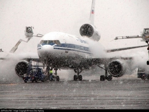 De-icen van een groot passagierstoestel in de winter buiten op een luchthaven kort voor vertrek.