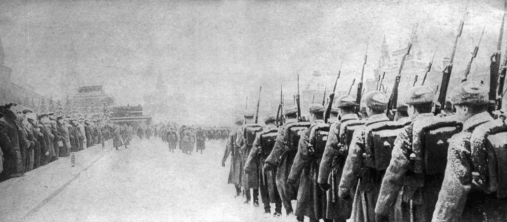 Russische soldaten op weg naar het front. Moskou 1941