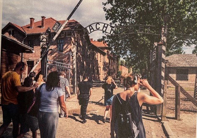 De toegangspoort van vernietigingskamp Auschwitz