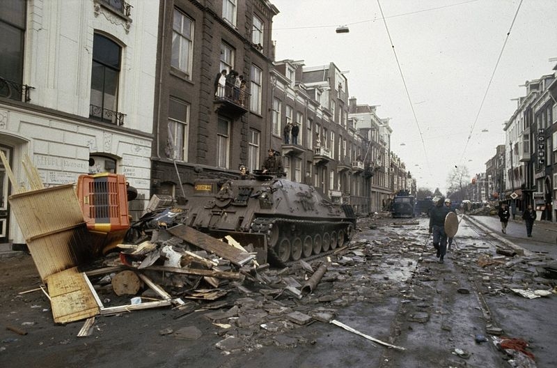 Het leger ruimt de troep op van krakersrellen in 1980.