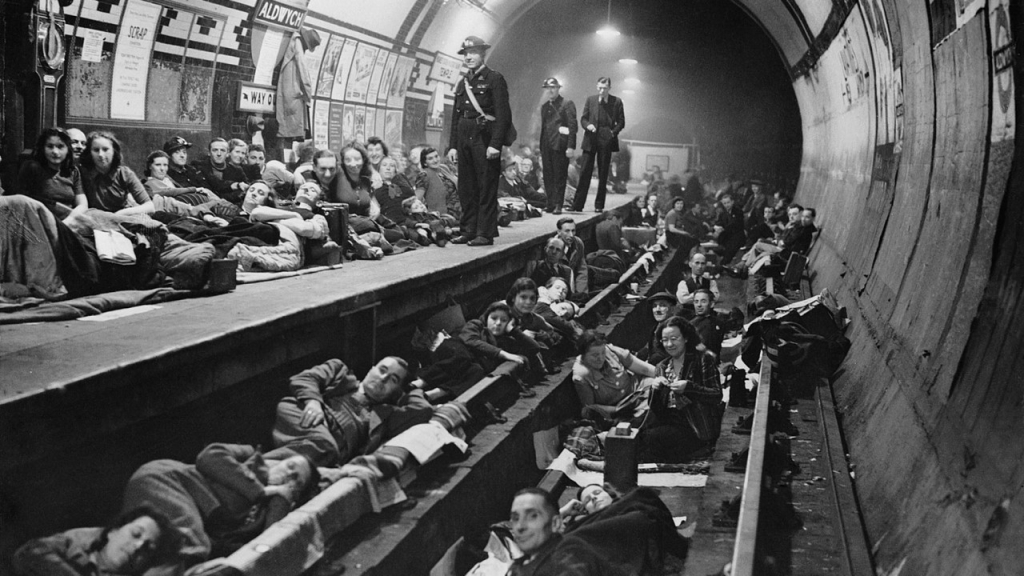 Londenaren die schuilen in The Underground.