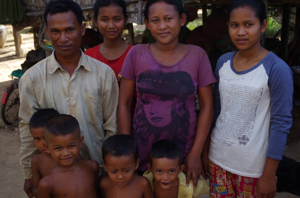 5) Expeditieonderwijs heeft in 2014 voor dit gezin een huis gebouwd in Cambodja. De moeder vertelde dat ze de 12 jaar achter elkaar elke 1,5 jaar een kind heeft gekregen en zelfs 1 keer een tweeling. Ze staat hier met haar man en haar hele gezin op de foto. Wat valt je op? Kun je iets zeggen over de hoogte van het geboortecijfer en het sterftecijfer van het dorpje waarin deze vrouw woont?